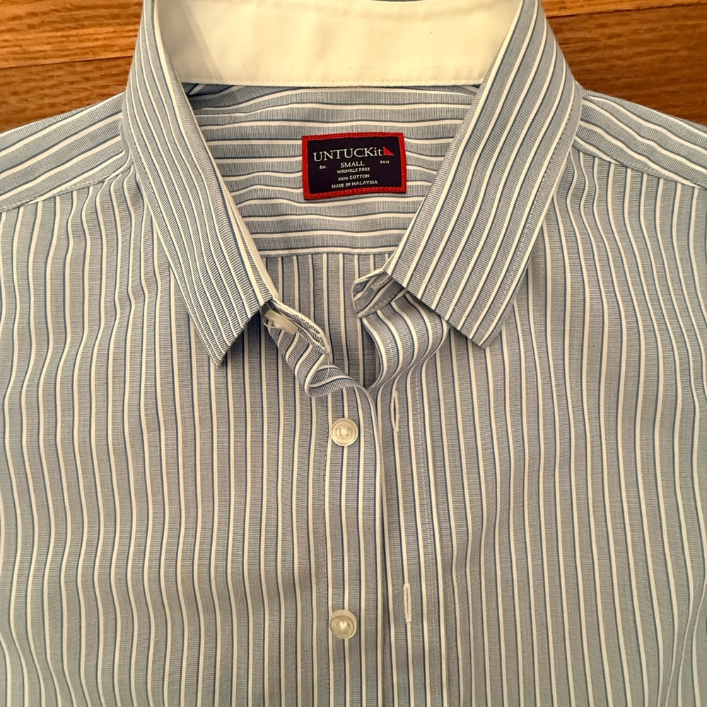 UNTUCKit Men's Light Blue Pinstripe Long sleeve Dress Shirt - Picture 3 of 5